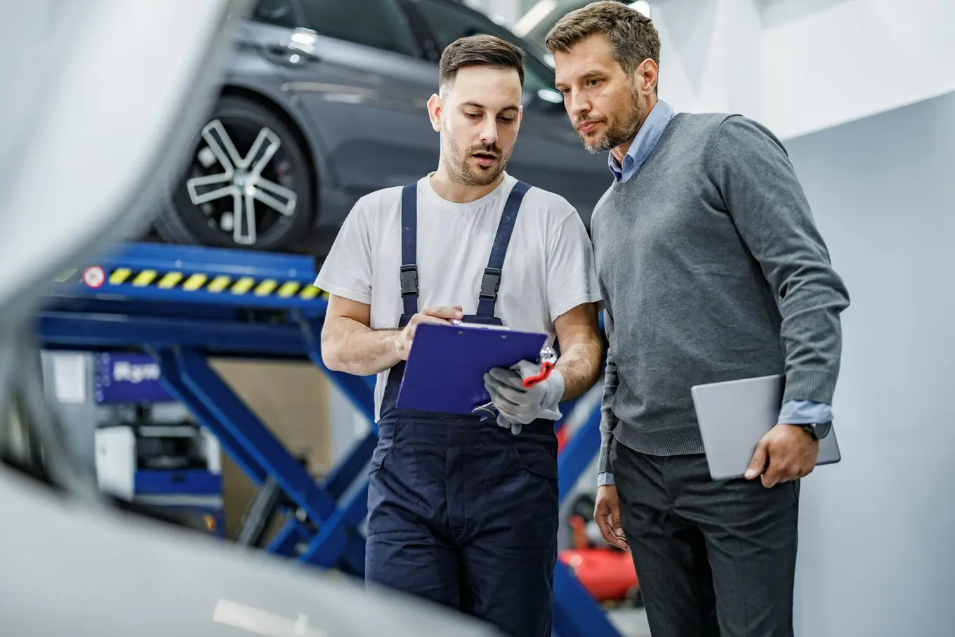mechanik rozmawia z klientem